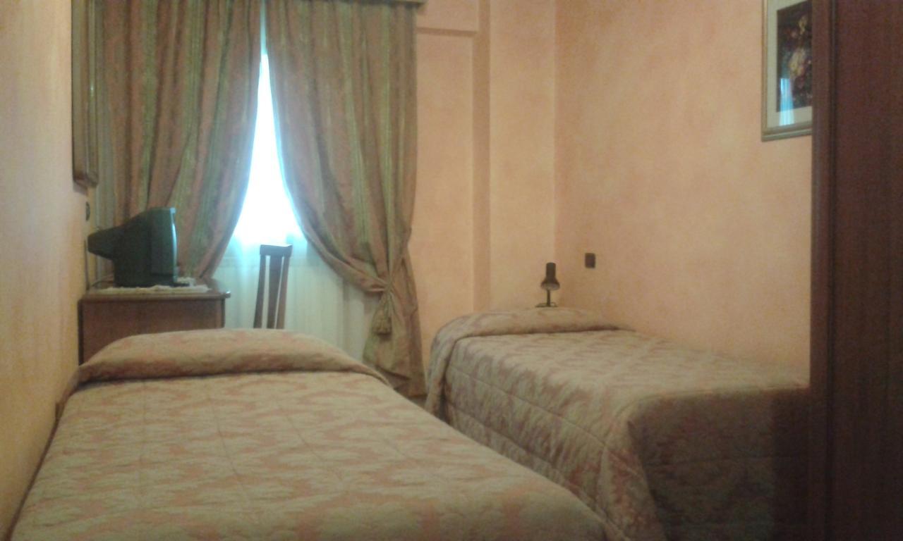 Hotel Cristallo チェッレート・ラーギ エクステリア 写真